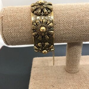 Vtg Coro Pegasus Gold Tone 3D Floral Etched Clamper Bangle Cuff Bracelet Leaves